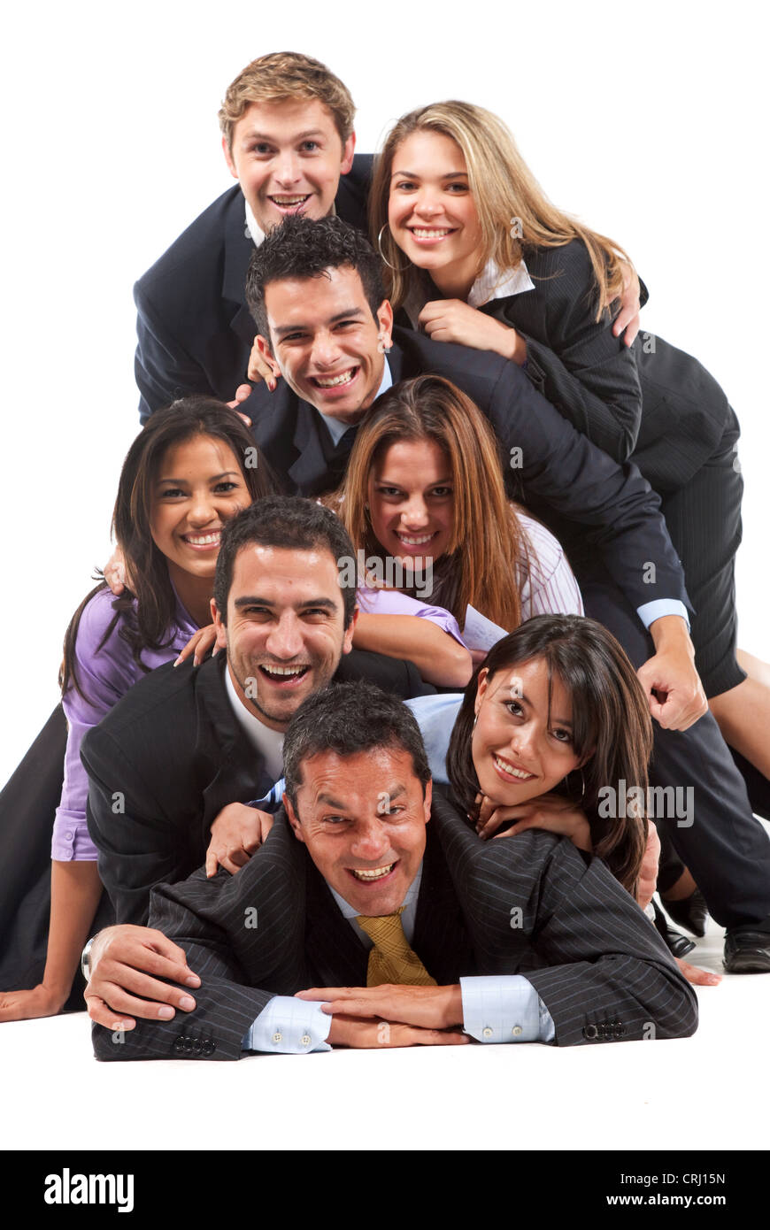 Un gruppo di giovani sorridenti la gente di affari sdraiato sul pavimento impilati Foto Stock