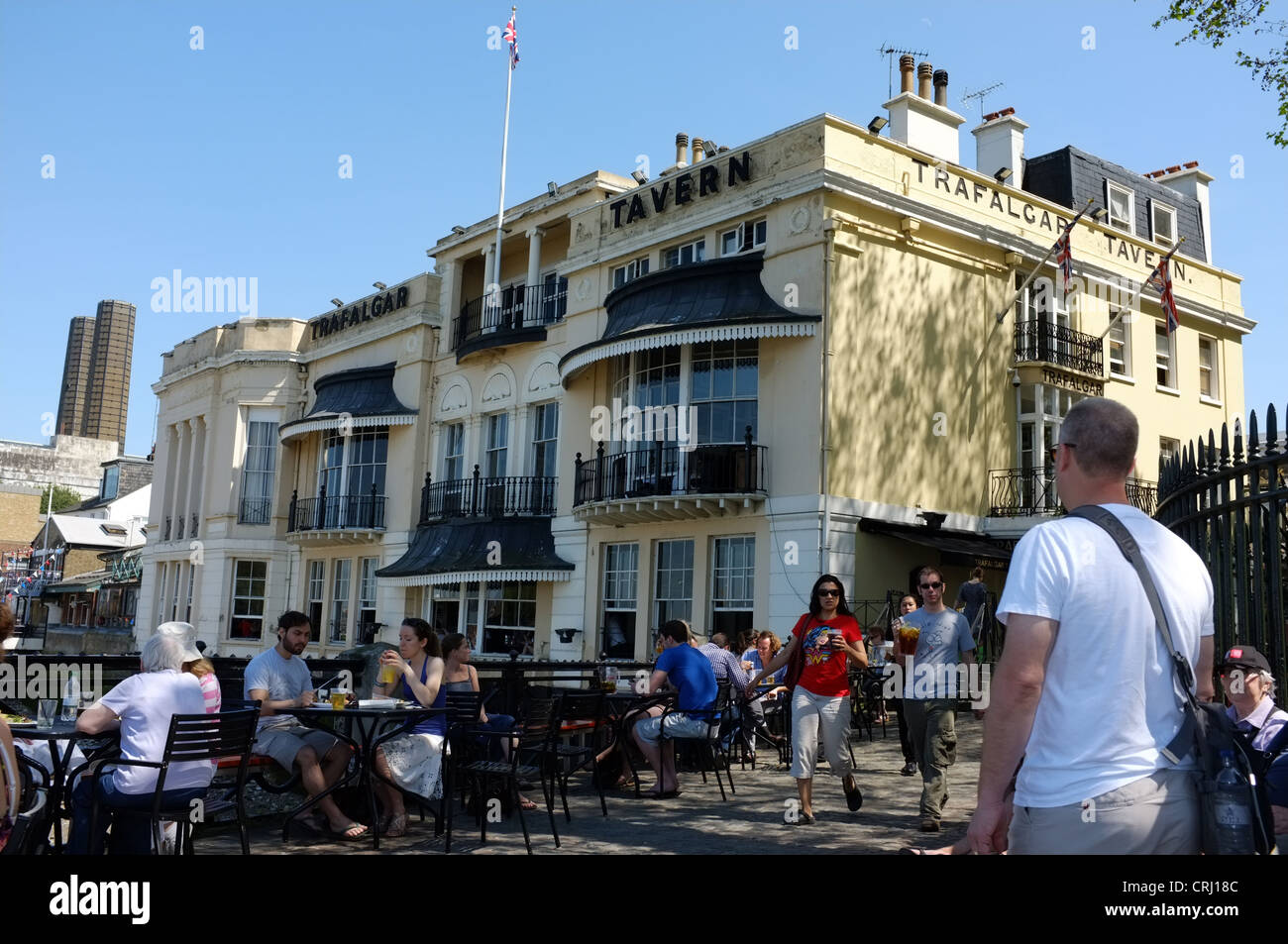 Una giornata d'estate fuori dal pub sul lungofiume, la Trafalgar Tavern in Park Row, Londra, Royal Greenwich, SE10 9NW Foto Stock