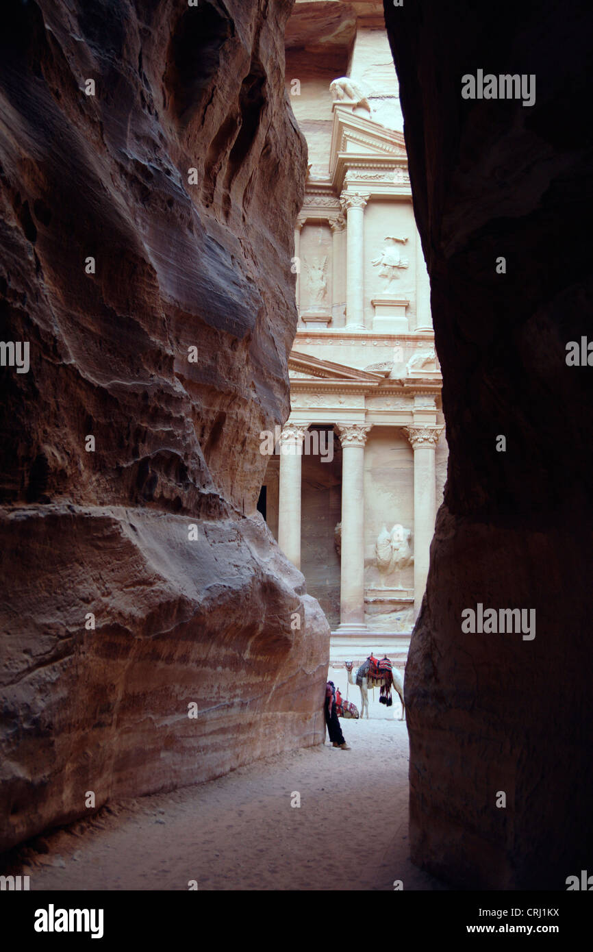 Vista attraverso una fessura sulla roccia tagliata tomba denominata "tesoro" della storica rock cut città di Petra, Giordania Petra Foto Stock