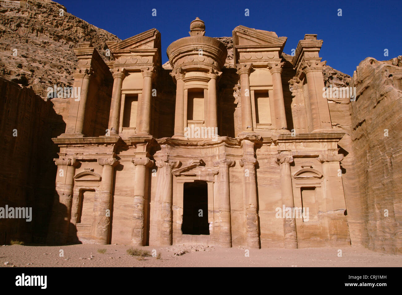 Rock cut tomba denominata 'monastery' della storica rock cut città di Petra, Giordania Petra Foto Stock