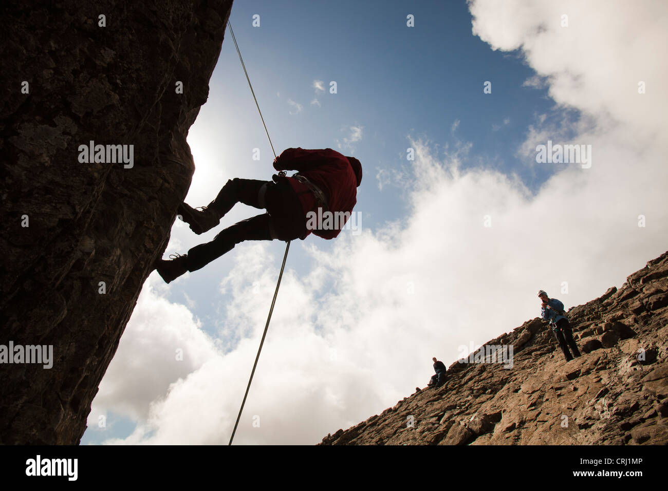 Gli alpinisti la discesa in corda doppia dalla vetta del pinnacolo inaccessibile sul Sgurr Dearg nelle montagne Cuillin Foto Stock