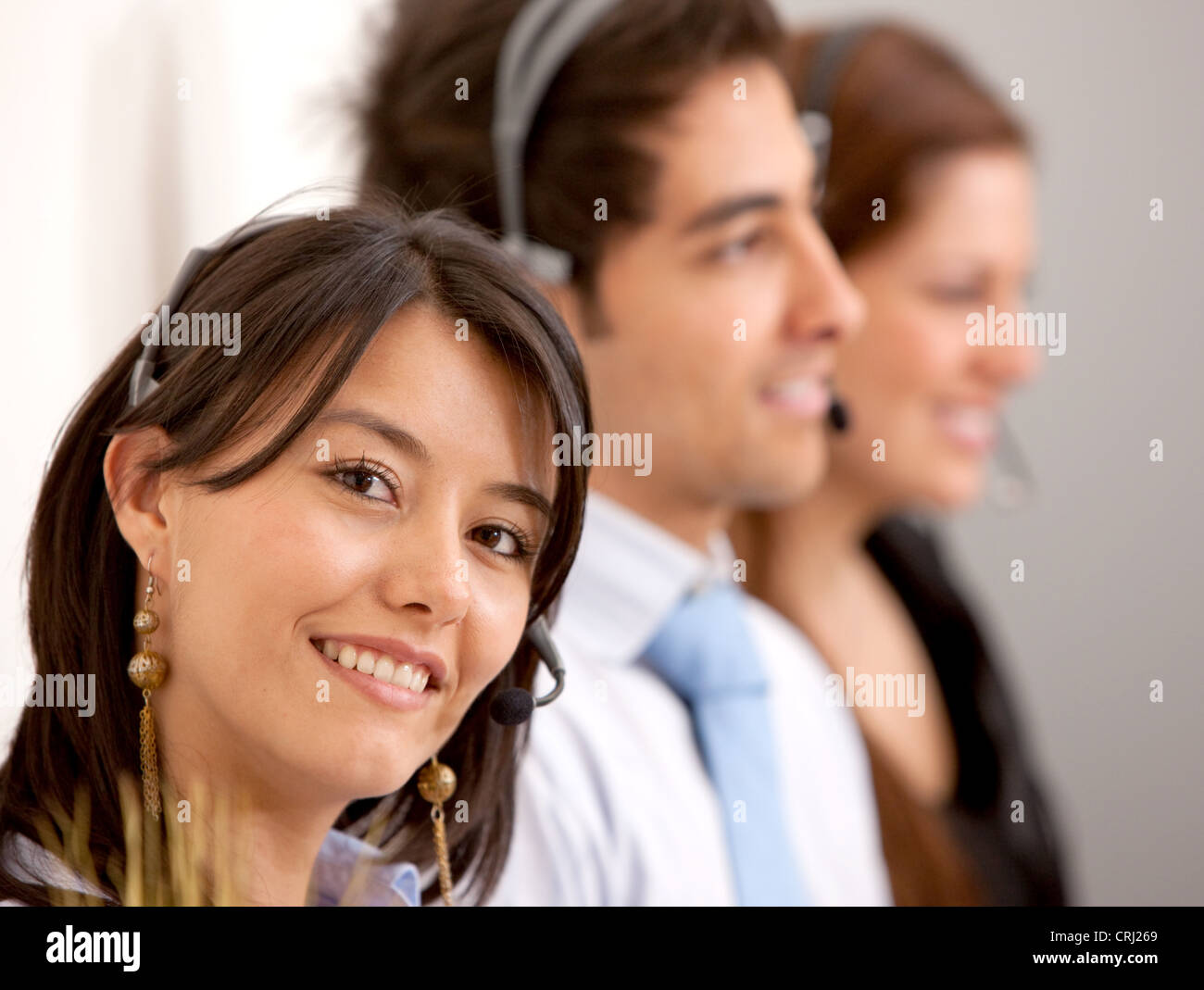 3 sorridente giovani con cuffie Foto Stock