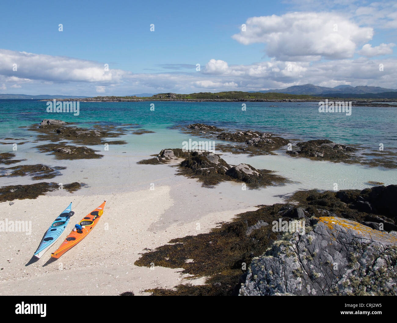Kayak di mare tra la skerries, Arisaig, Scozia Foto Stock