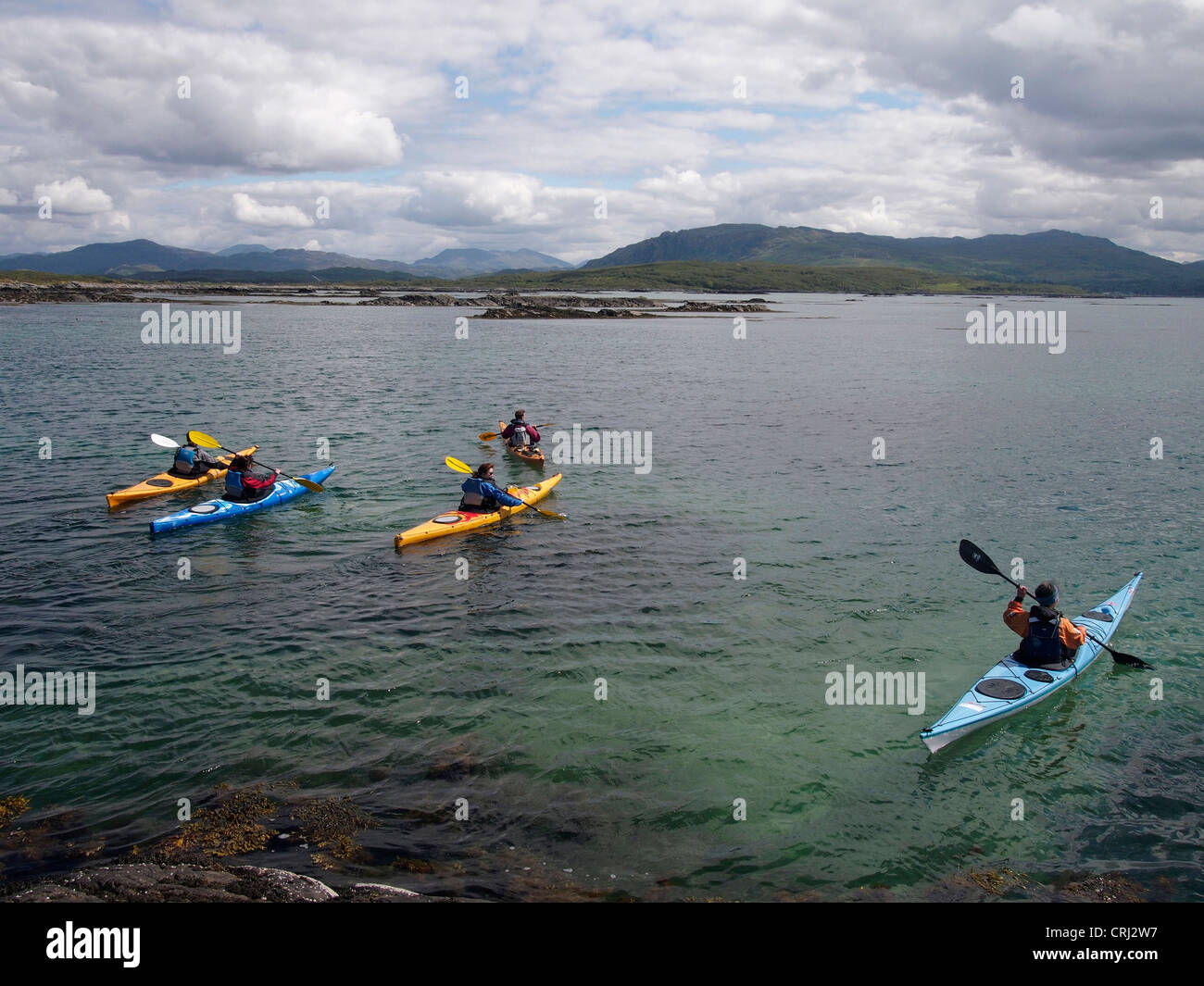 Kayak di mare tra la skerries, Arisaig, Scozia Foto Stock