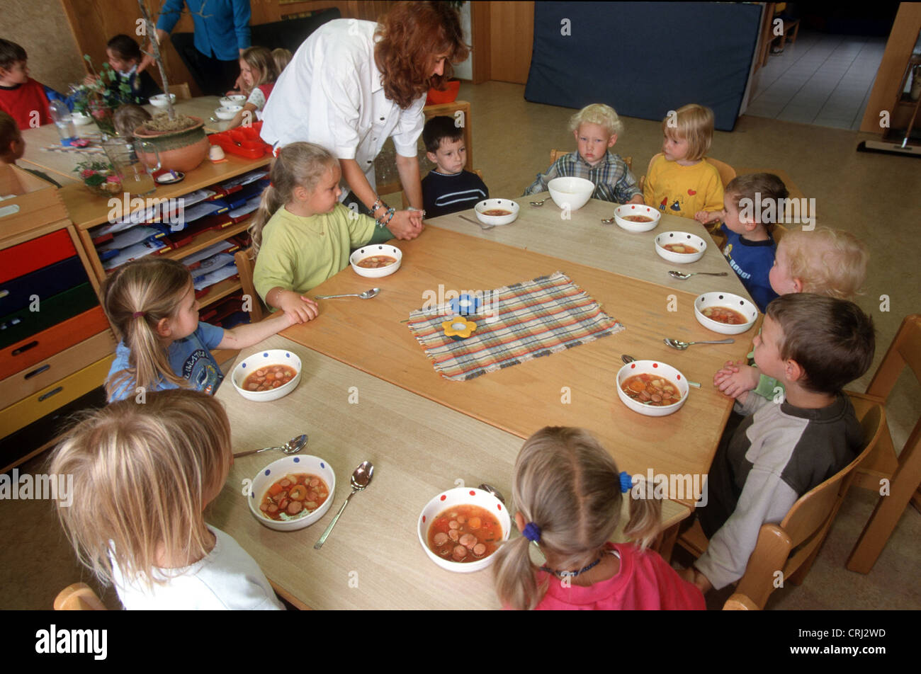 Bambini pregare prima di mangiare Foto Stock