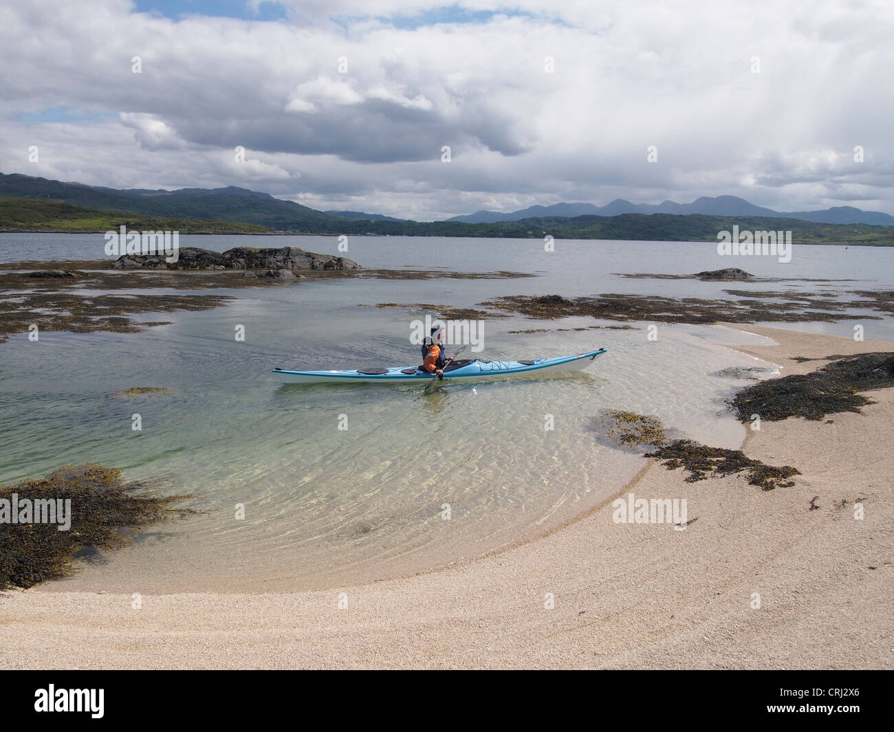 Kayak di mare tra la skerries, Arisaig, Scozia Foto Stock