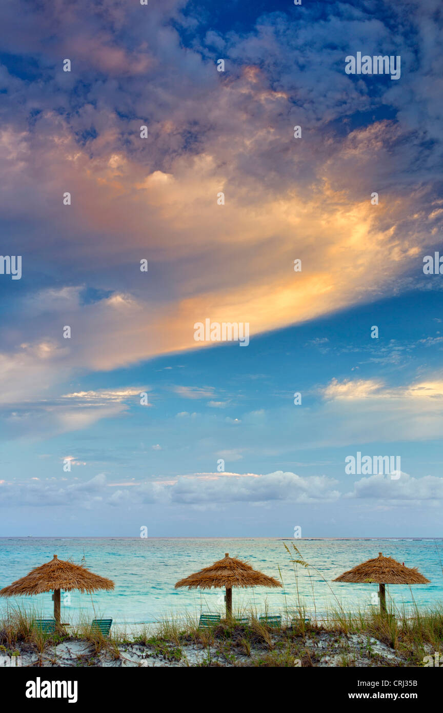 Umbellas Reed e nuvole di sunrise. Isole Turks e Caicos. Providenciales Foto Stock