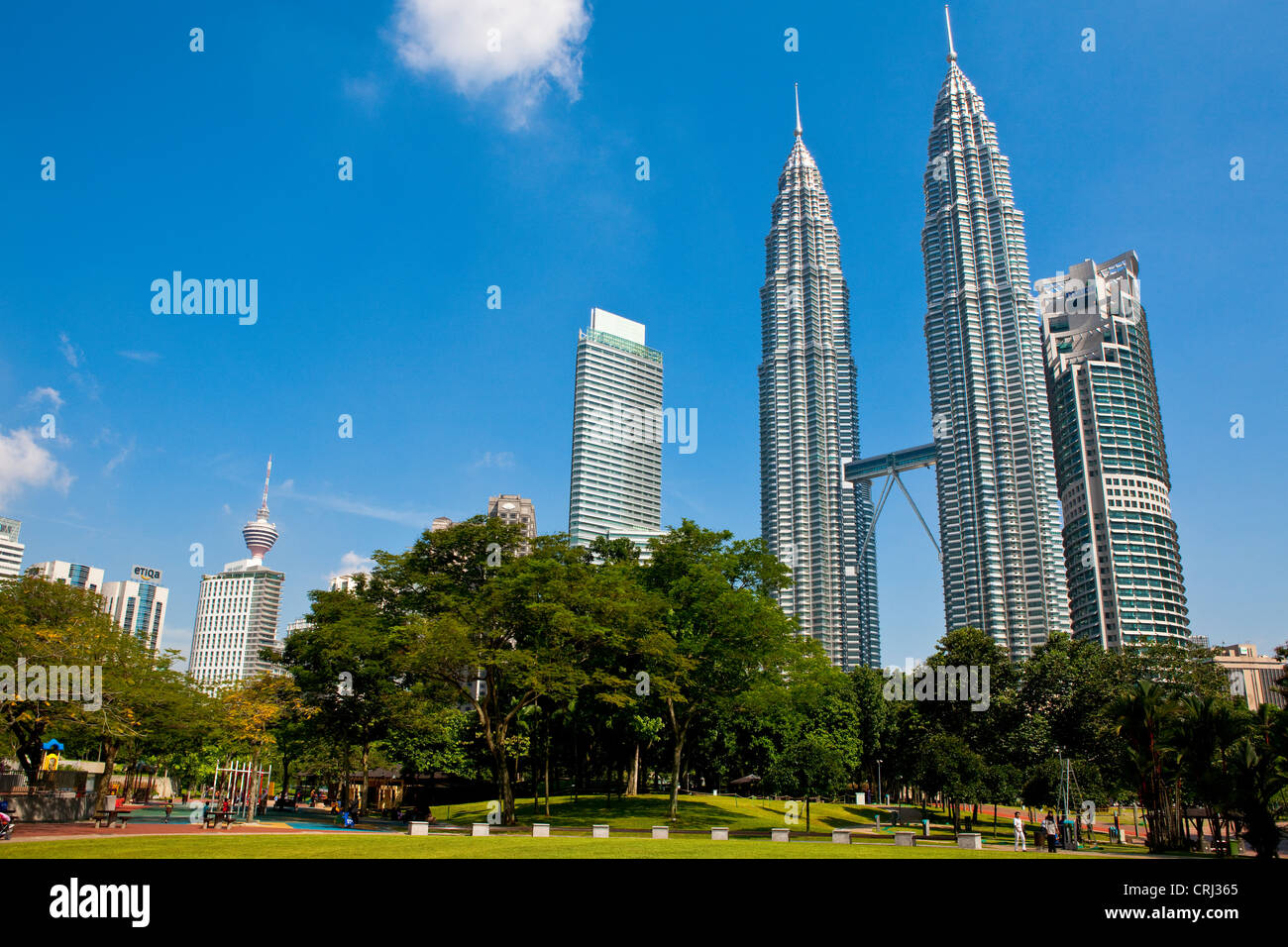 Petronas Twin Towers KLCC con giardino a Kuala Lumpur in Malesia Foto Stock