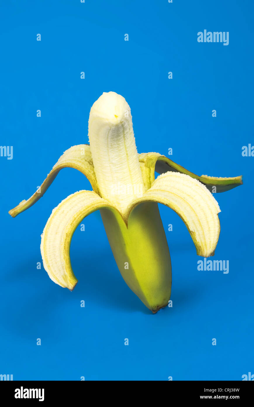 Banana con la sua pelle pelato. Le banane sono una preziosa fonte di vitamina B6, vitamina C e potassio. Foto Stock