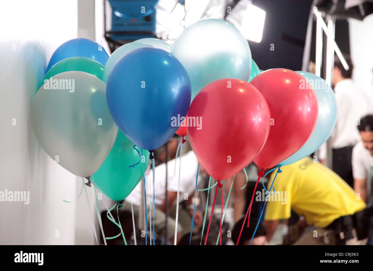 Si tratta di una foto di molti palloncini colorati attaccati insieme alle minuscole corde. Essi sono di colore rosso verde blu e bianco. Si tratta di una festa di compleanno Foto Stock