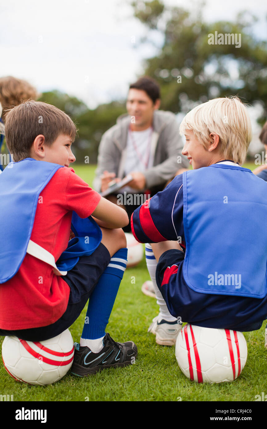 Pullman a parlare con i bambini di calcio Foto Stock