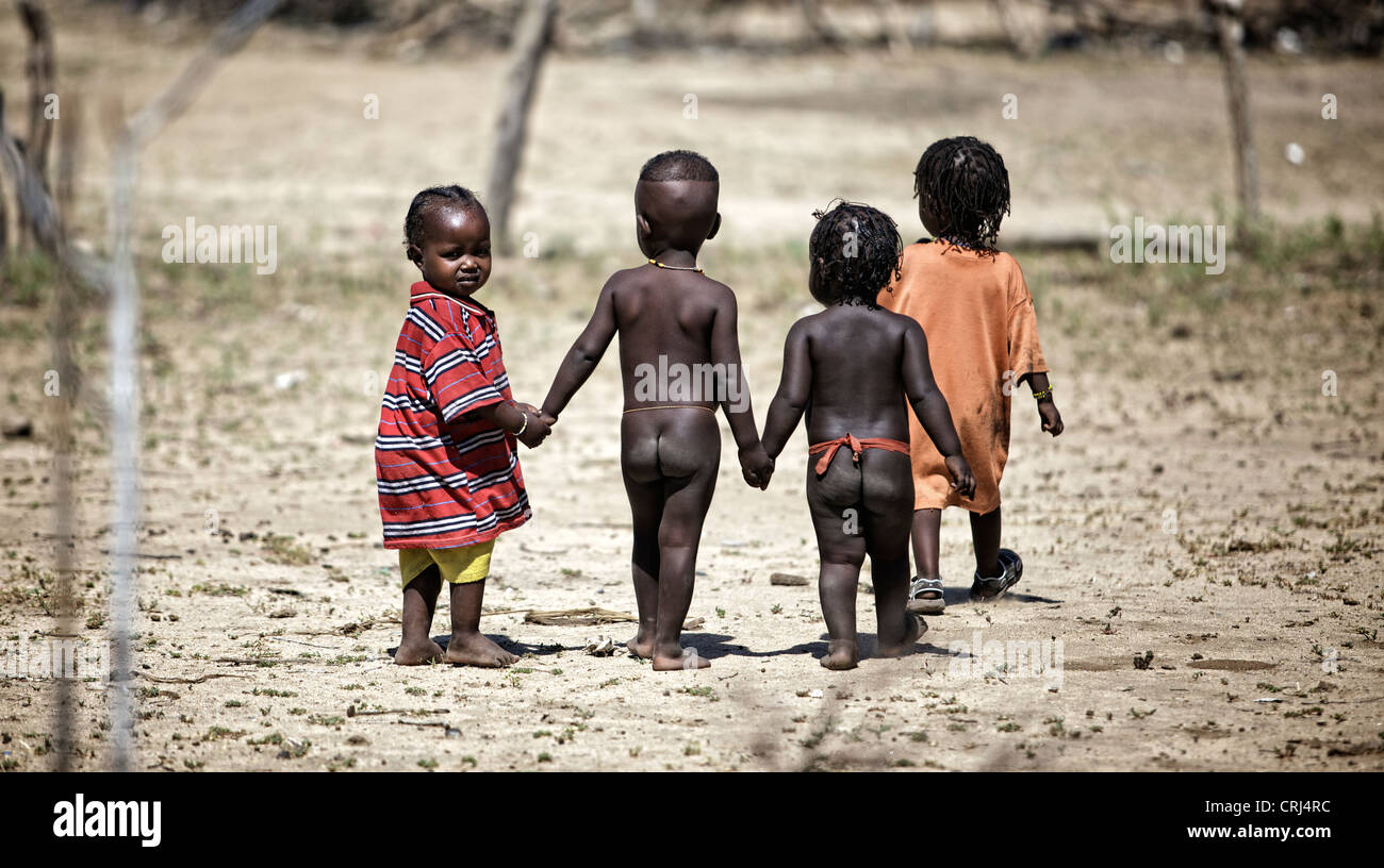 I bambini di andare a fare una passeggiata. Foto Stock