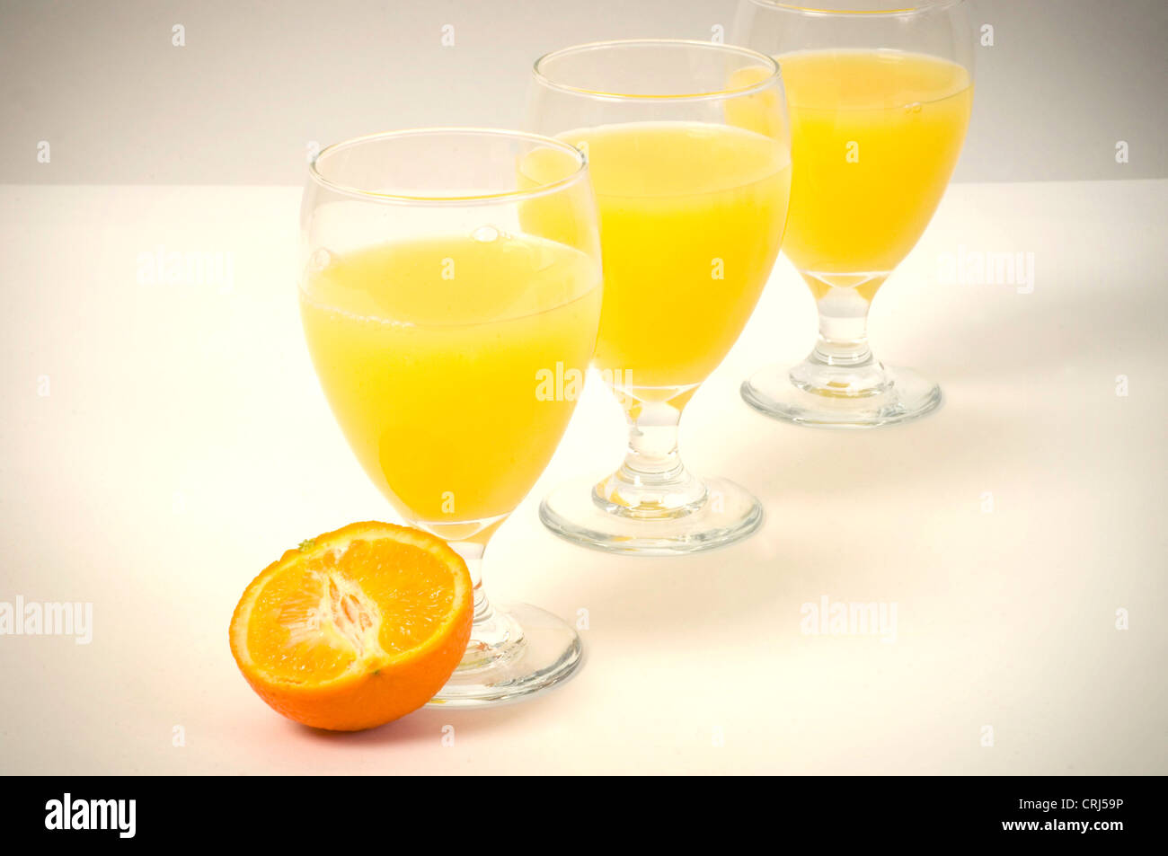 Acido ascorbico comune bevanda fredda di acido folico con bicchieri in vetro bibita salutare sano arancione bere succo di arancia il potassio lo scorbuto Vit Foto Stock