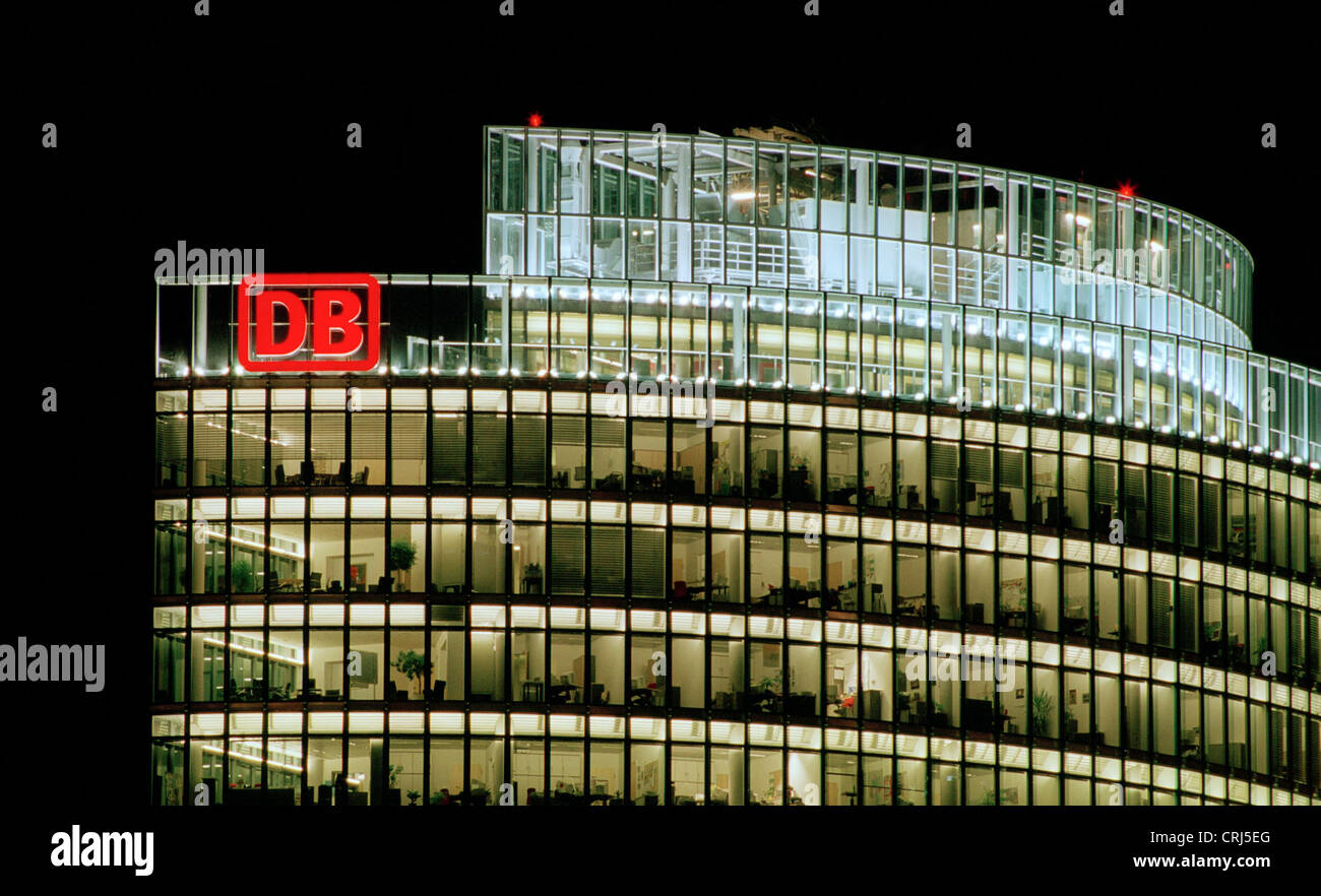 I piani superiori delle ferrovie tedesche da torre a Potsdamer Platz di notte Foto Stock