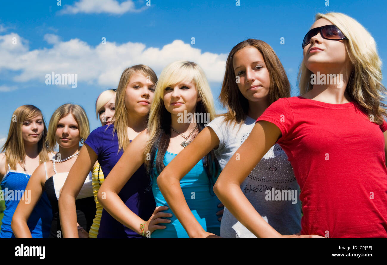 Un gruppo di ragazze adolescenti in piedi in fila uno dietro l altro Foto  stock - Alamy