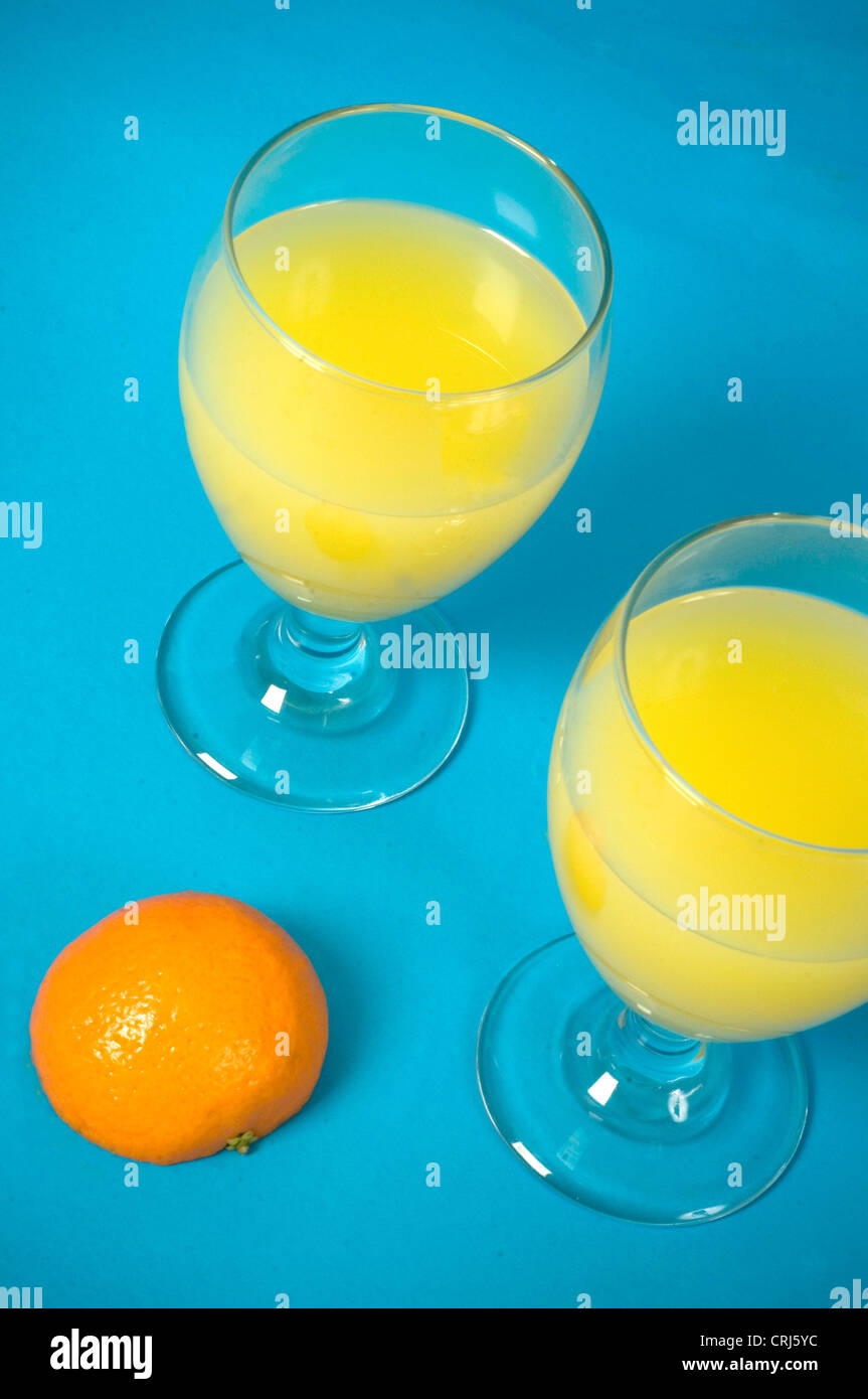 Acido ascorbico comune bevanda fredda di acido folico frutta bicchieri di vetro bibita salutare sano arancione bere succo di arancia Scur di potassio Foto Stock