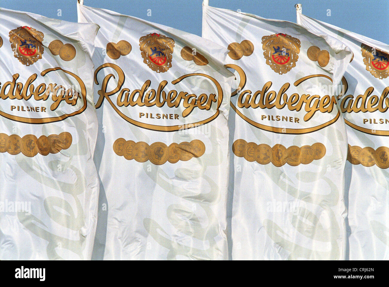 Bandiere con la Radeberger Pilsner logo nel vento Foto Stock