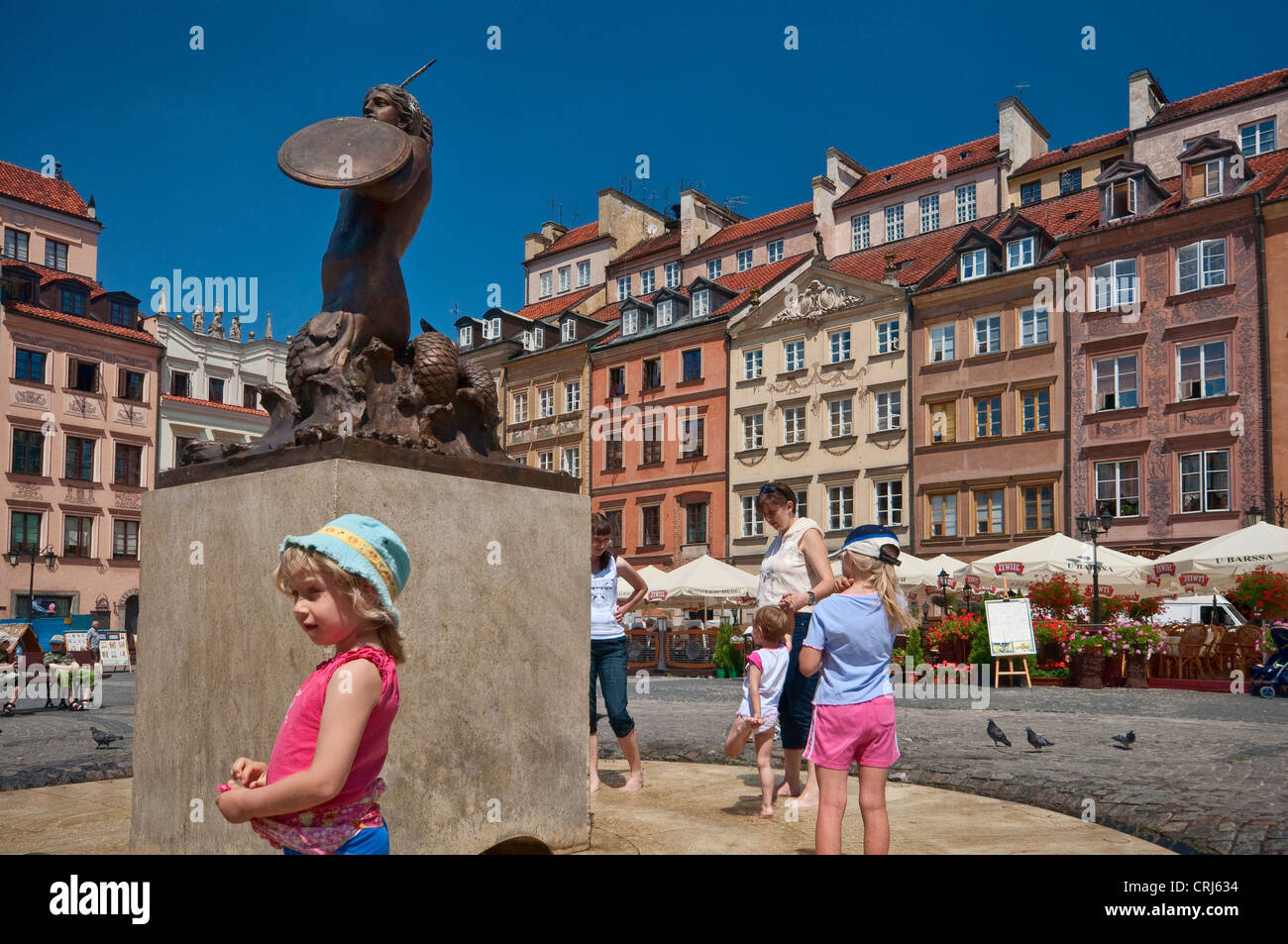 Bambini che giocano al Mermaid fontana nella piazza del Mercato nella Città Vecchia di Varsavia, Polonia Foto Stock