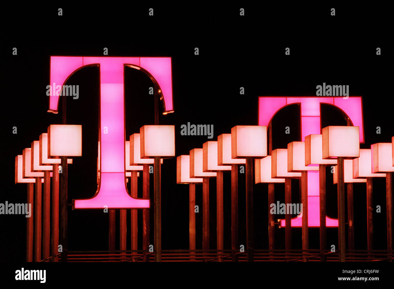 Insegna al neon di Deutsche Telekom di notte Foto Stock
