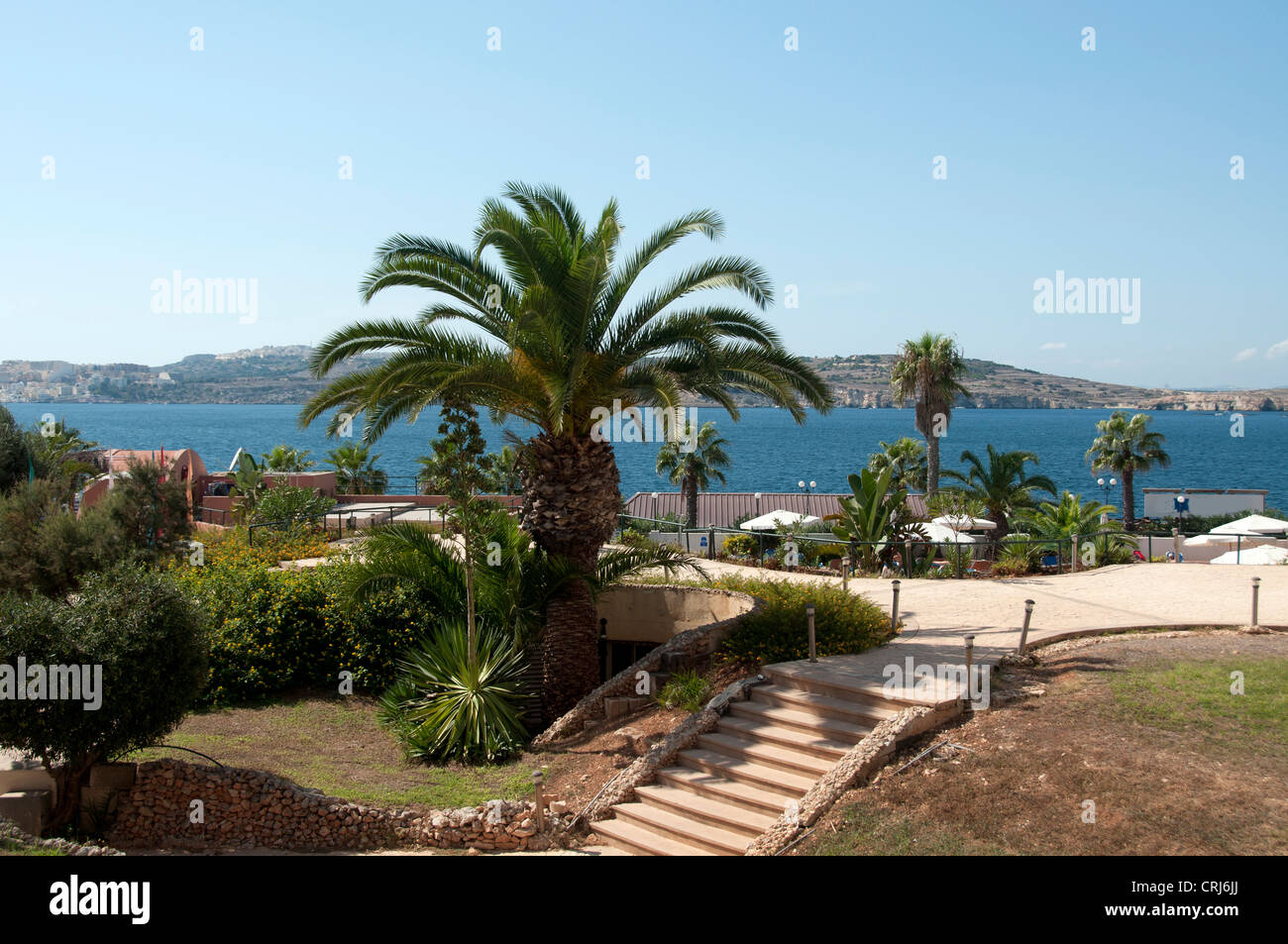 Hotel garden con vista mare su Malta Foto Stock