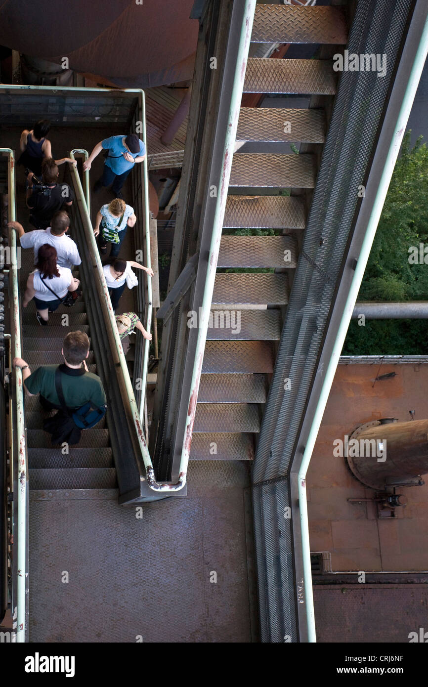 Persone su per le scale fino alla ex altoforno nel paesaggio del Parco Nord di Duisburg, in Germania, in Renania settentrionale-Vestfalia, la zona della Ruhr, Duisburg Foto Stock