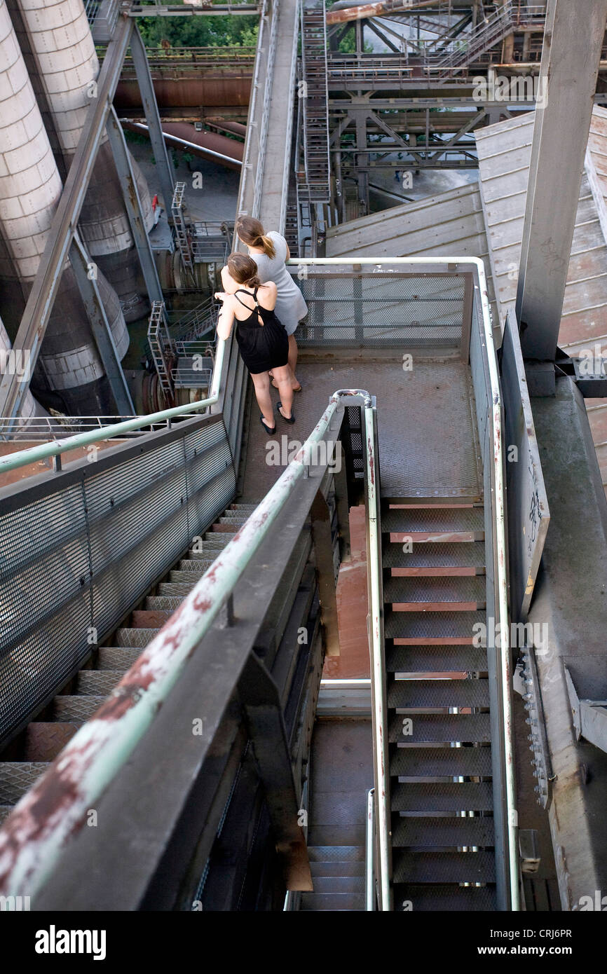 Persone su per le scale fino alla ex altoforno nel paesaggio del Parco Nord di Duisburg, in Germania, in Renania settentrionale-Vestfalia, la zona della Ruhr, Duisburg Foto Stock