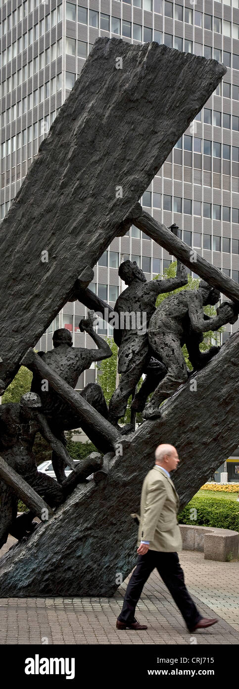Imprenditore passando un memoriale dei minatori nella città di Essen, in Germania, in Renania settentrionale-Vestfalia, la zona della Ruhr, Essen Foto Stock