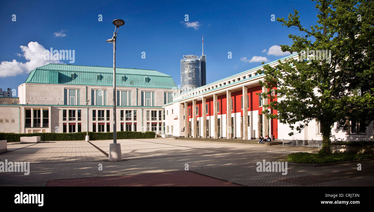 Saalbau della filarmonica di Essen, RWE tower in background, in Germania, in Renania settentrionale-Vestfalia, la zona della Ruhr, Essen Foto Stock