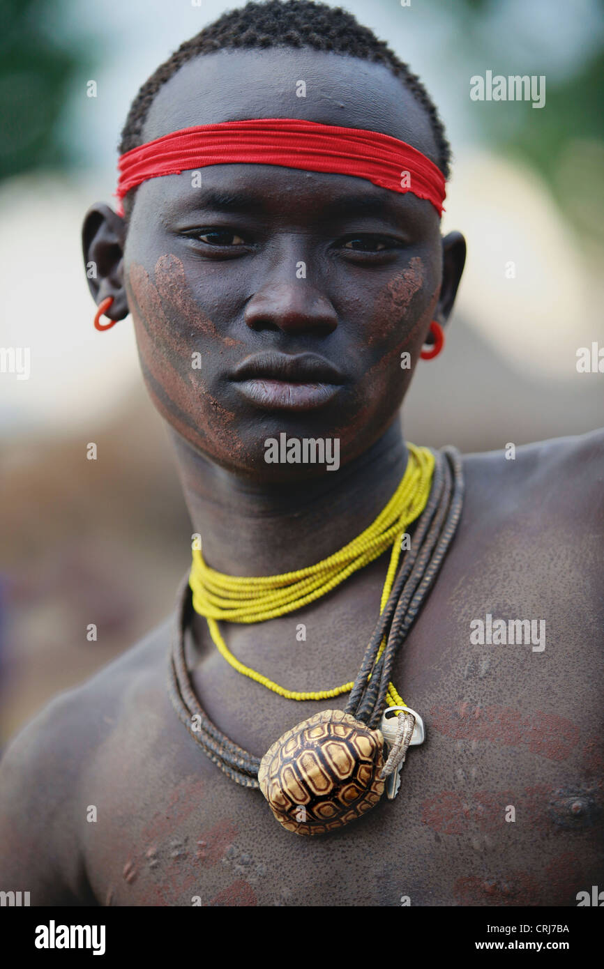 Tribal Bodi uomo con scarifications sul suo petto. Foto Stock