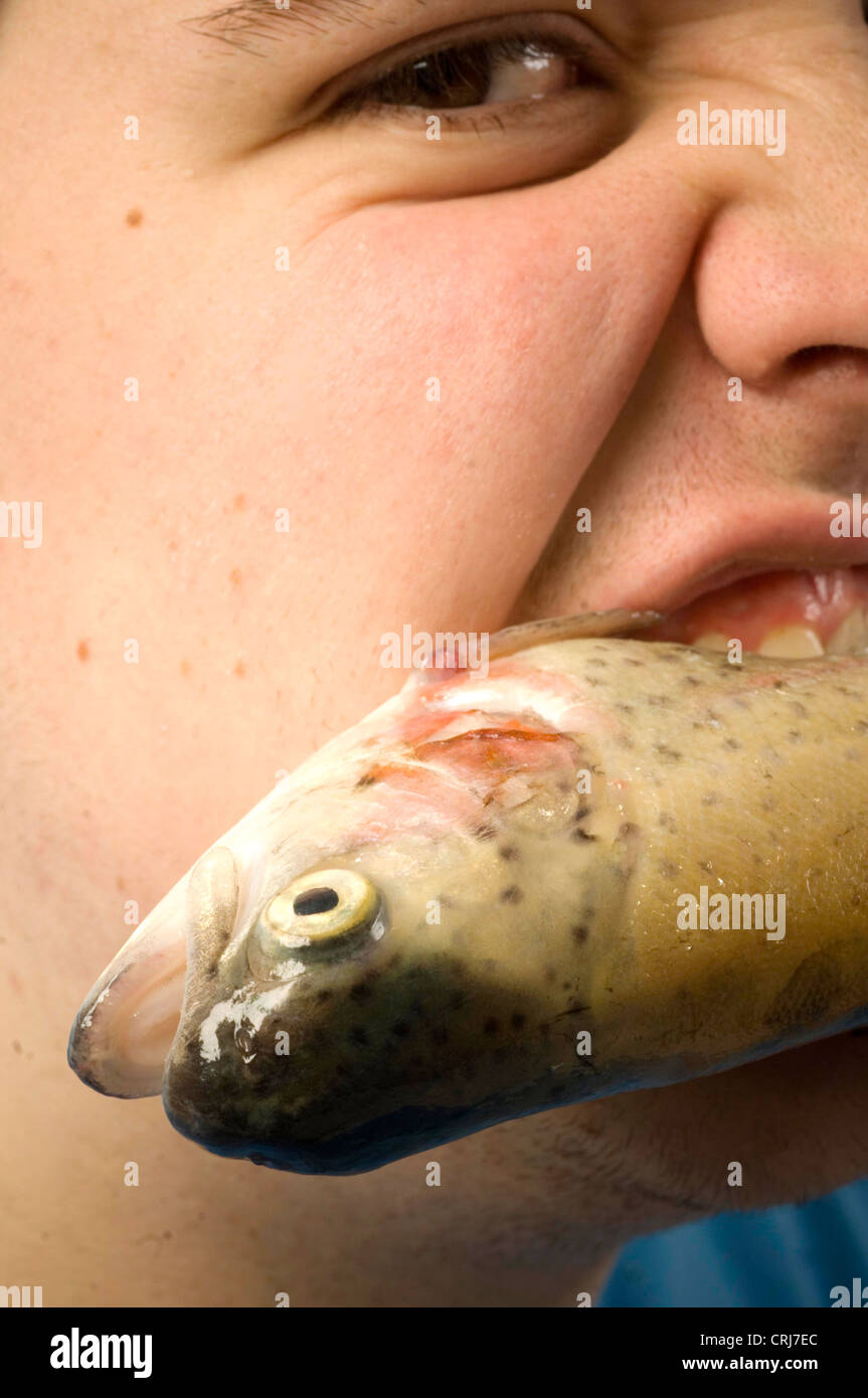 L'uomo mangiare pesce crudo Foto Stock