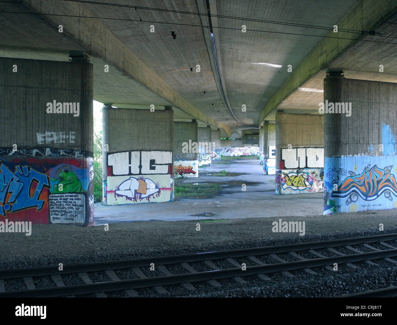 Graffiti sotto un ponte autostradale, Germania Foto Stock