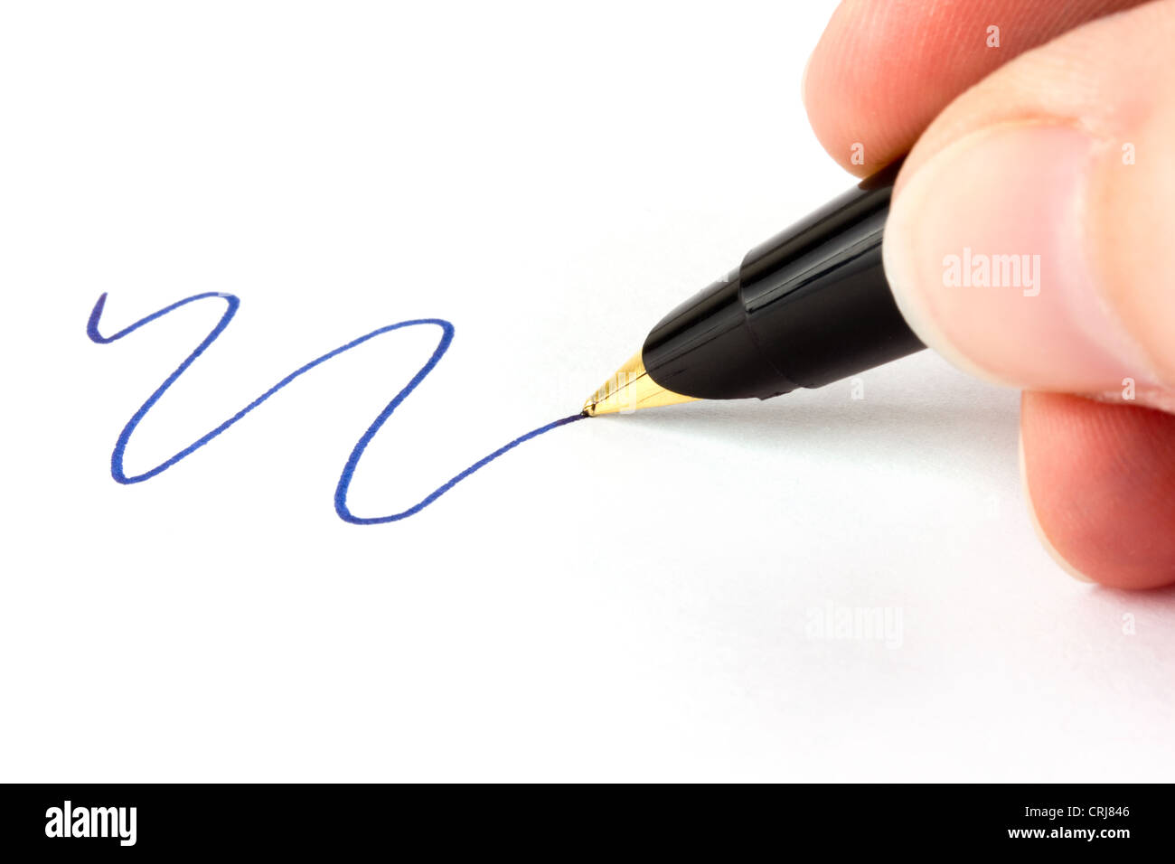 Mano azienda penna stilografica con inchiostro blu su bianco Foto Stock