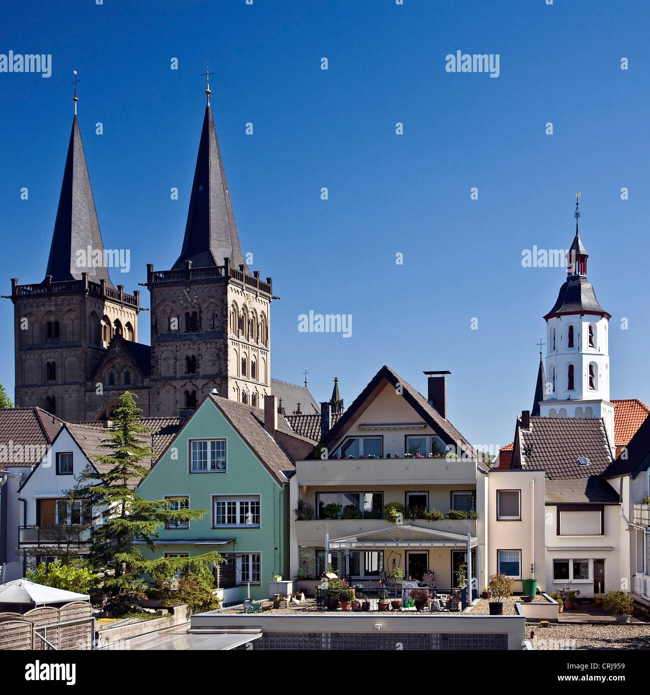 Vista città con la cattedrale cattolica di San Vittore e chiesa evangelica, in Germania, in Renania settentrionale-Vestfalia, Xanten Foto Stock