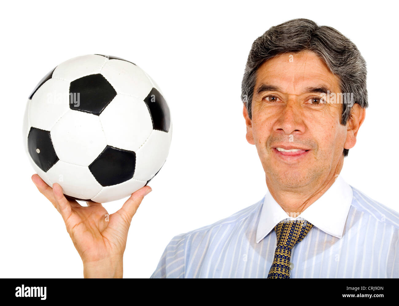 Imprenditore tenendo in mano un pallone da calcio con un sorriso Foto Stock