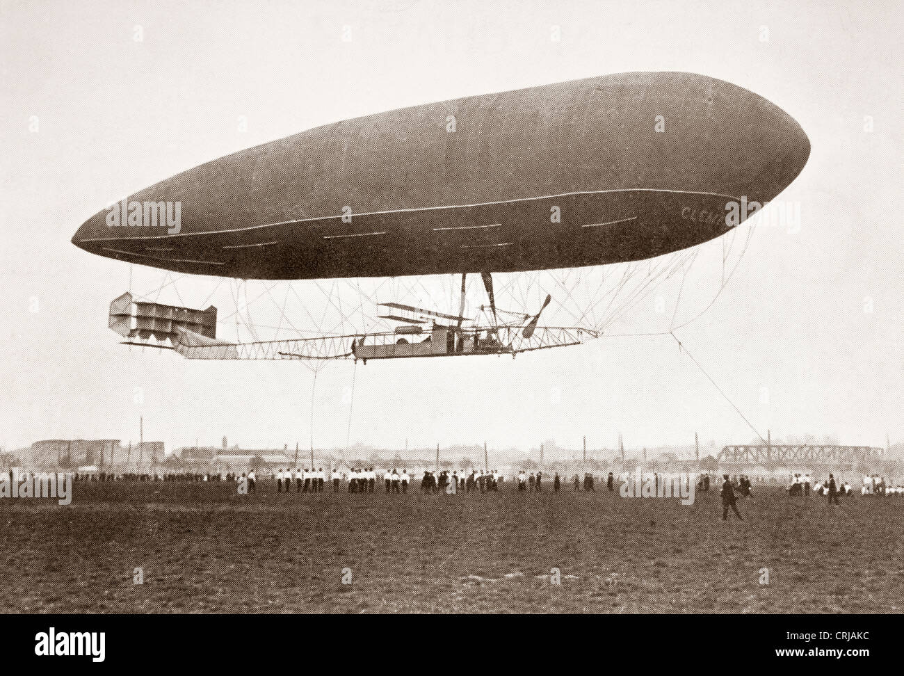 Arrivo di Clement-Bayard II dirigibile dirigibile a Wormwood Scrubs, Inghilterra dopo il volo da Breuil, Francia 16 ottobre 1910. Foto Stock