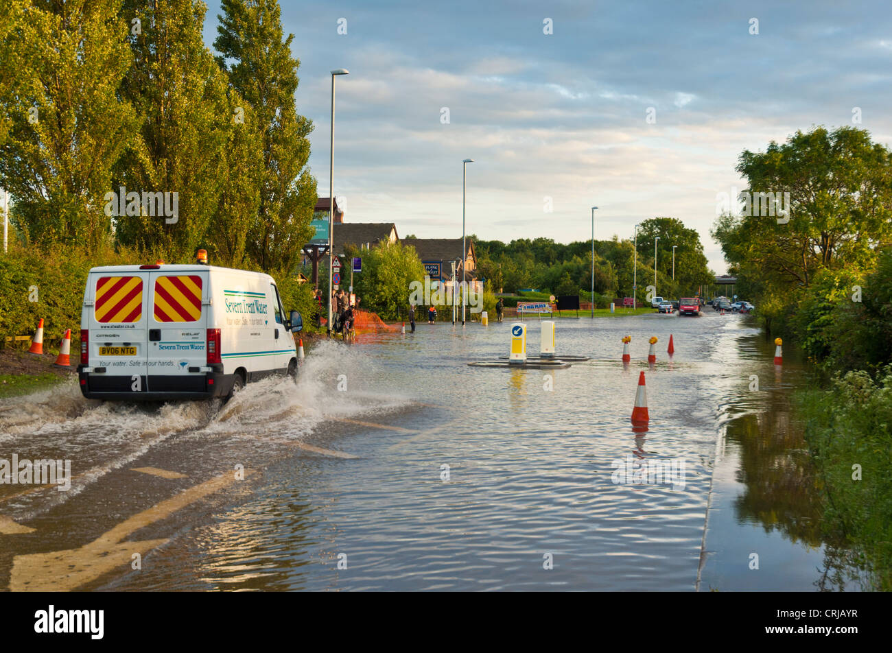 2007 Floods UN furgone d'acqua Severn trent che attraversa l'alluvione Acqua su una strada chiusa B6540 a Sawley Marina Sawley Derbyshire Inghilterra Regno Unito GB Europa Foto Stock