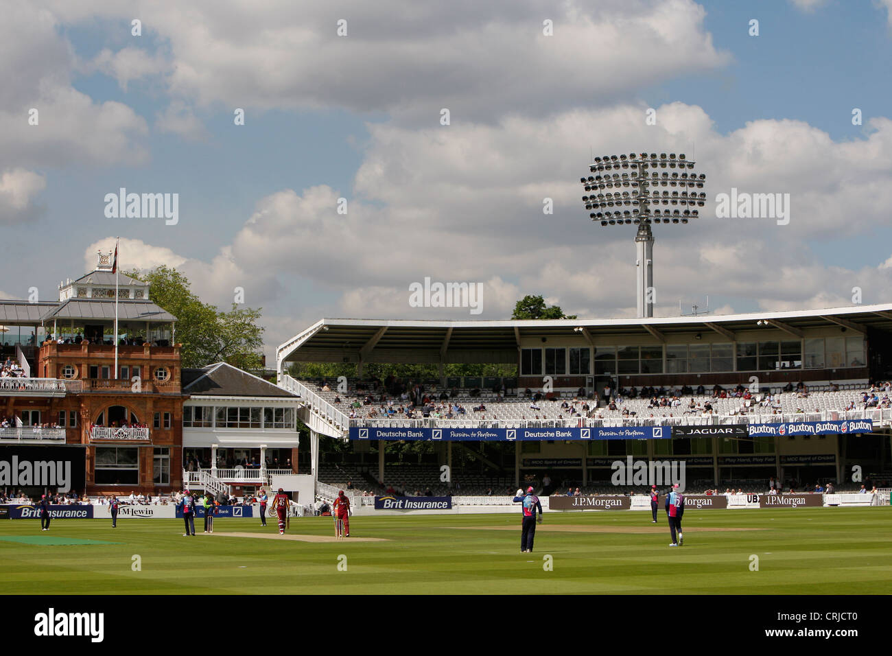 Il padiglione di stile vittoriano e un nuovo stand al Lord's Cricket Ground durante una partita tra il West Indies e Middlesex. Foto Stock