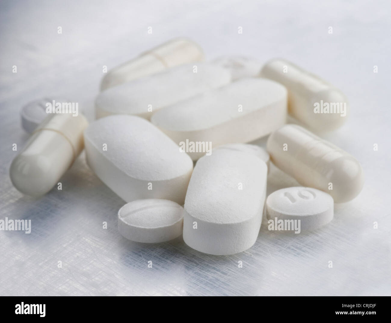 Pillole di bianco su sfondo a trama Foto Stock