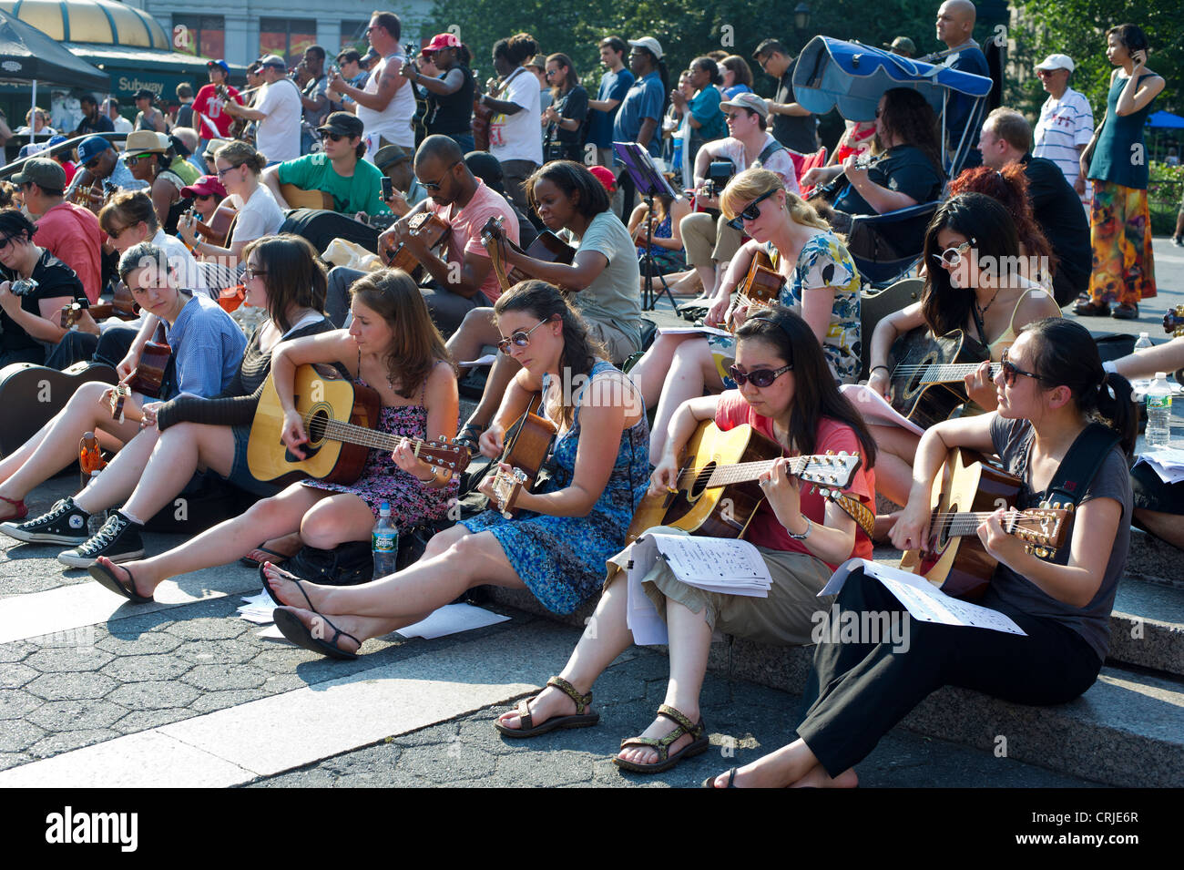 I chitarristi di eseguire in Union Square a New York come parte di attrazione di massa durante il fare musica New York Festival Foto Stock