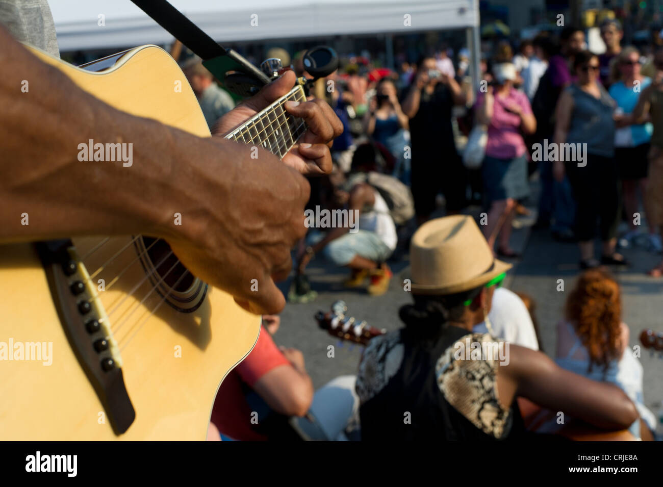 I chitarristi di eseguire in Union Square a New York come parte di attrazione di massa durante il fare musica New York Festival Foto Stock