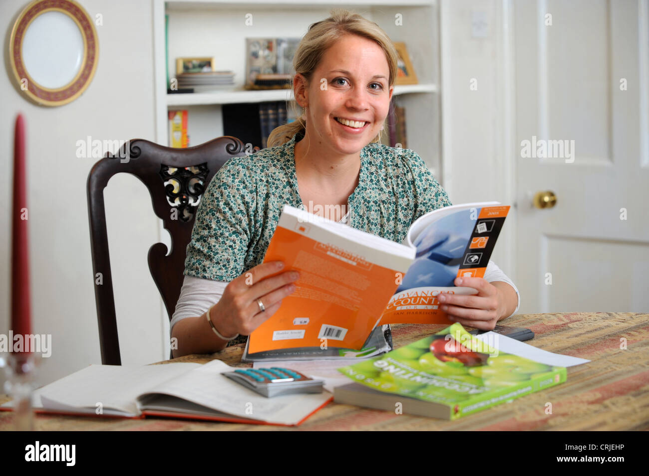 Una femmina di contabilità essendo studente privatamente con tutor per aiutare con esami REGNO UNITO Foto Stock