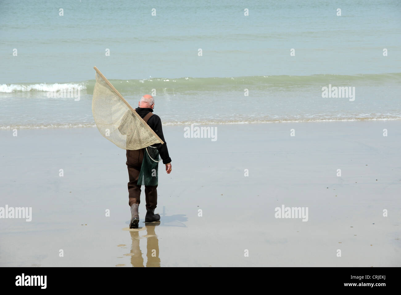 Vista posteriore di un uomo andare a pesca meri-les-Bains, Normandia, Francia Foto Stock