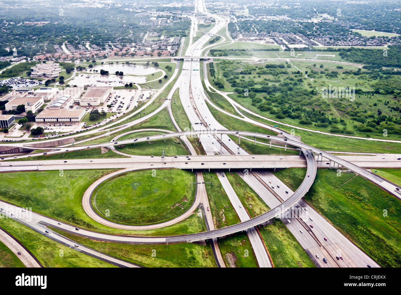 Vista aerea complesso impilati 4 livello quadrifoglio interscambio autostradale & sviluppo suburbano con inondazioni al di fuori di Dallas Texas Foto Stock