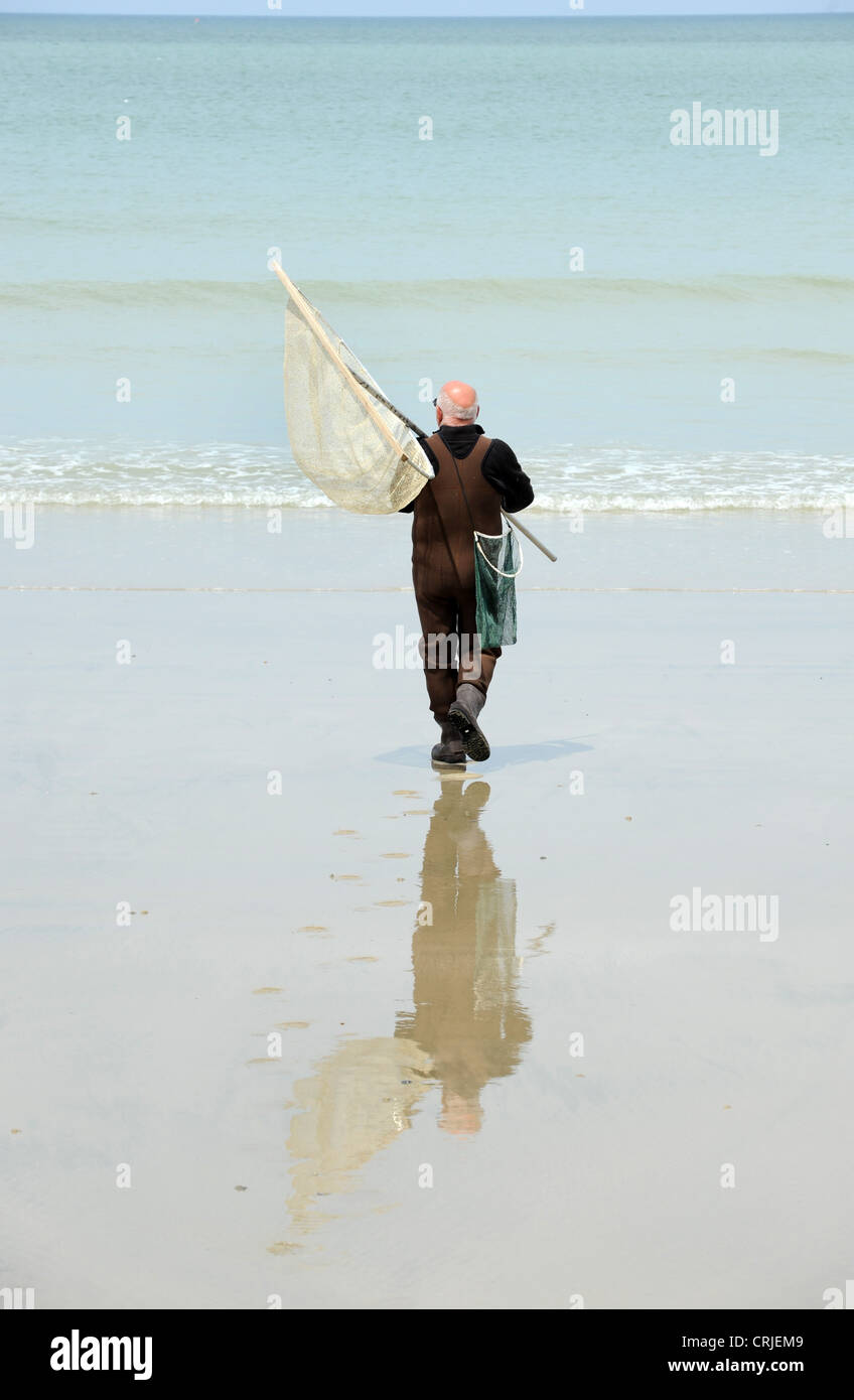 Vista posteriore di un uomo andare a pesca meri-les-Bains, Francia Foto Stock