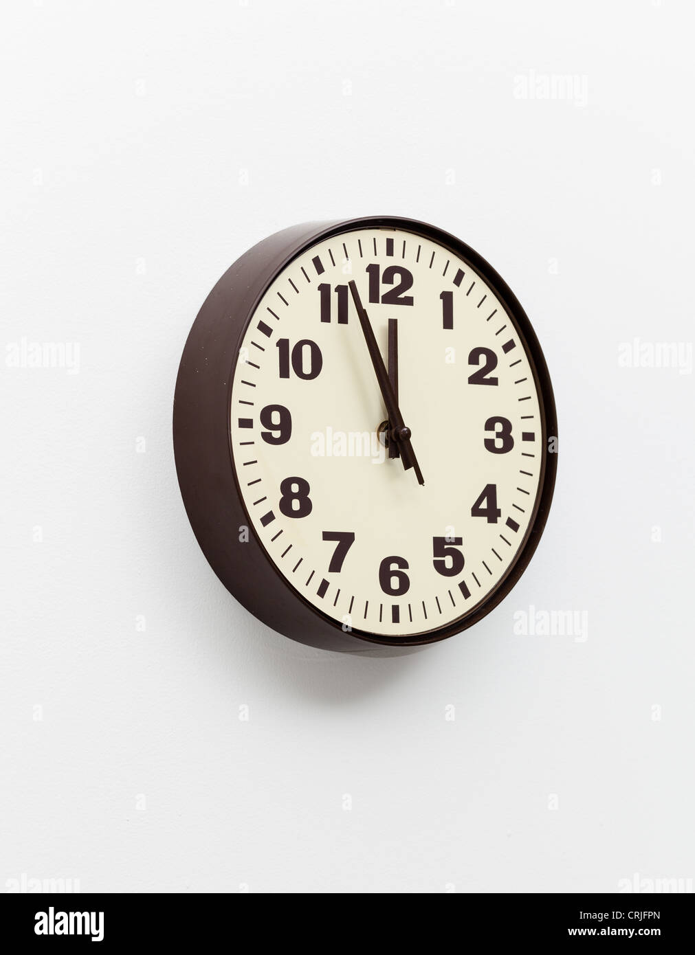 Brown plastica semplice orologio da parete a parete di un ufficio e di concetto di eseguire fuori del tempo Foto Stock