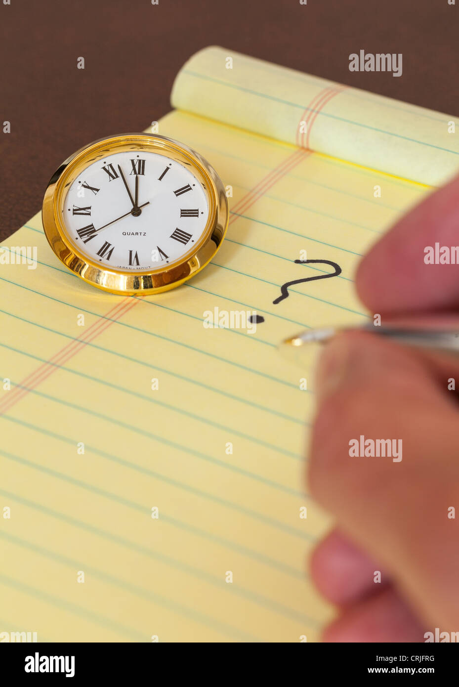 Concetto per una decisione urgente rendere con orologio su carta e il punto interrogativo su pad Foto Stock