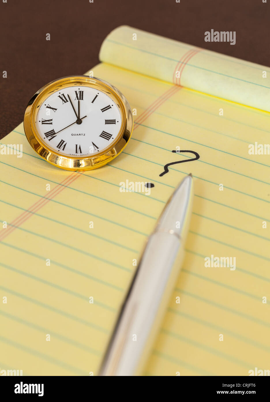 Concetto per una decisione urgente rendere con orologio su carta e il punto interrogativo su pad Foto Stock