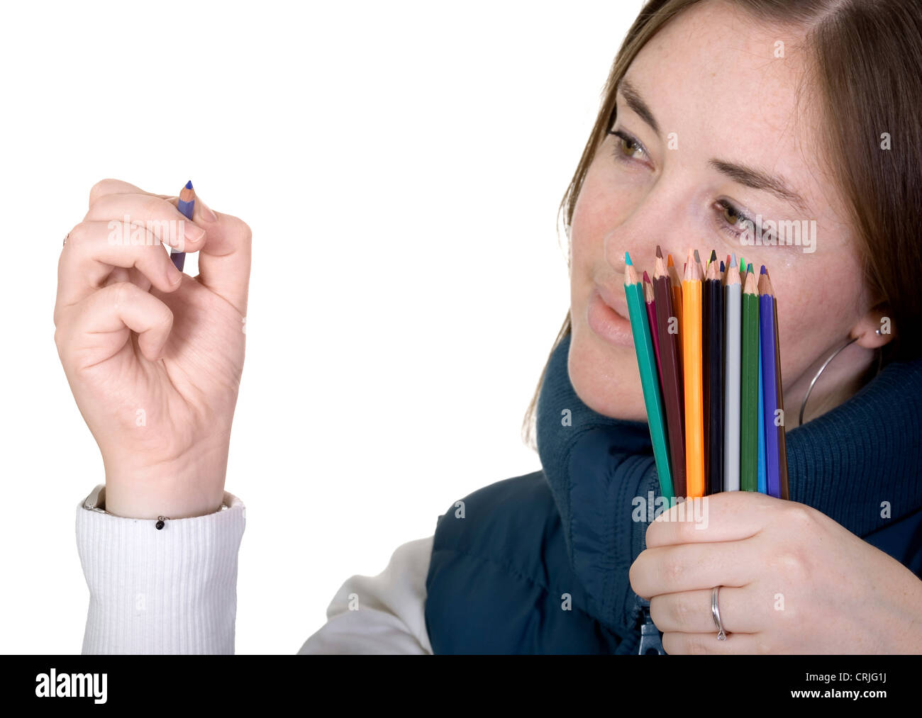 Giovane donna con una mano piena di colorati disegno pecils qualcosa su un immaginario vetro nella parte anteriore della sua Foto Stock