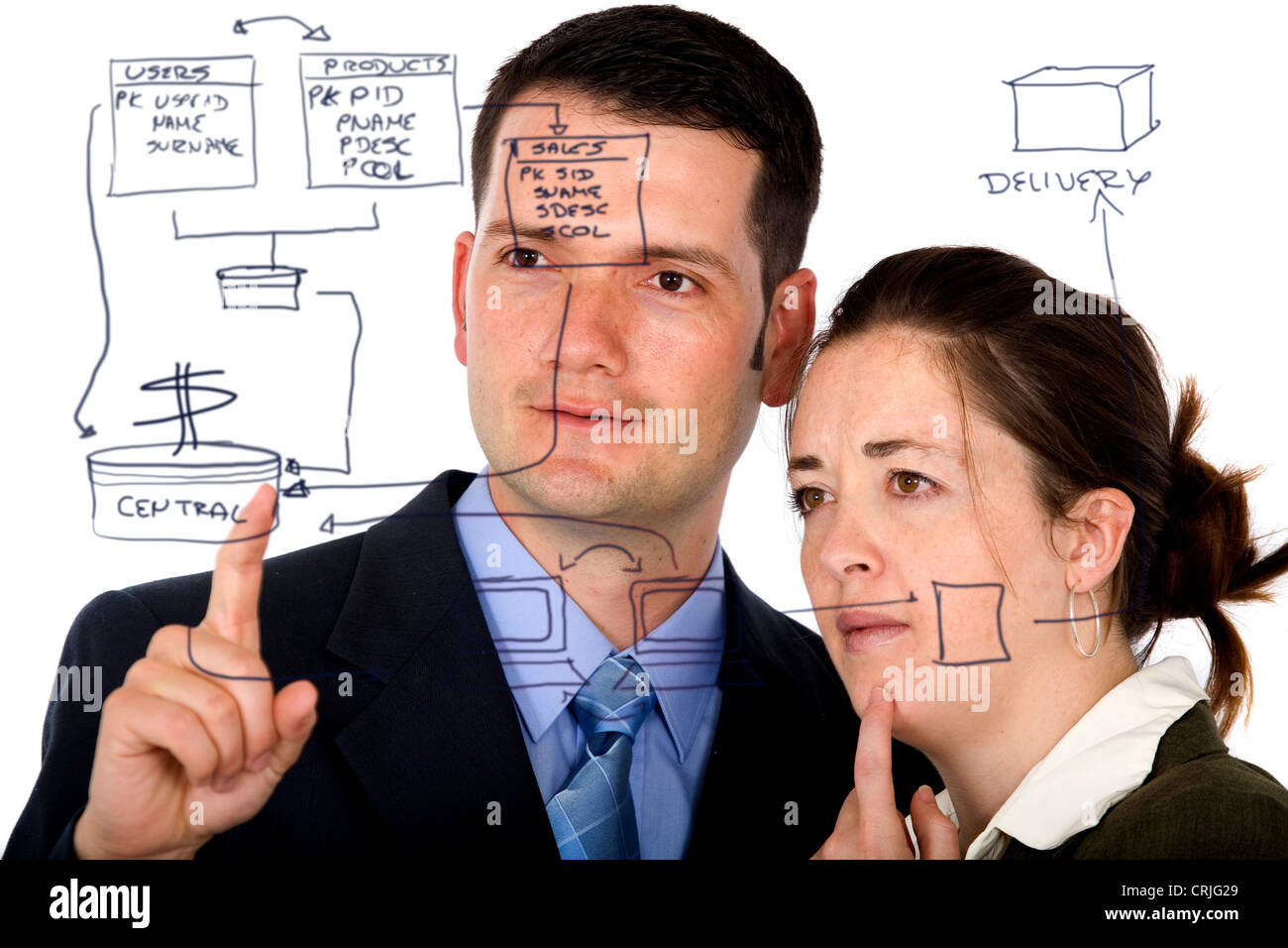 Due giovani uomini di affari che a discutere di un flusso di lavoro schema disegnato su una lastra di vetro di fronte a loro Foto Stock