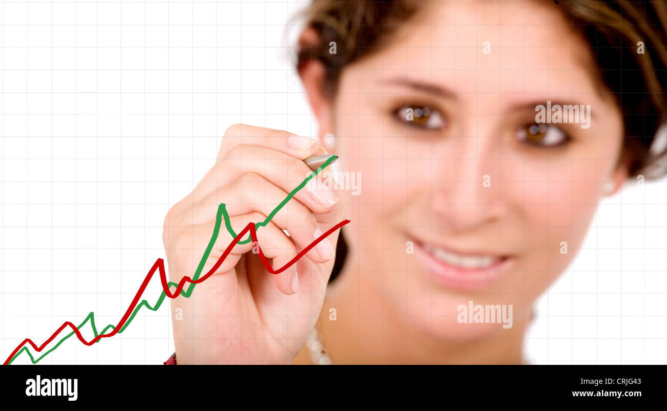 Giovane donna disegno nello schema sulla lastra di vetro di fronte a lei due curve upwarts di puntamento Foto Stock